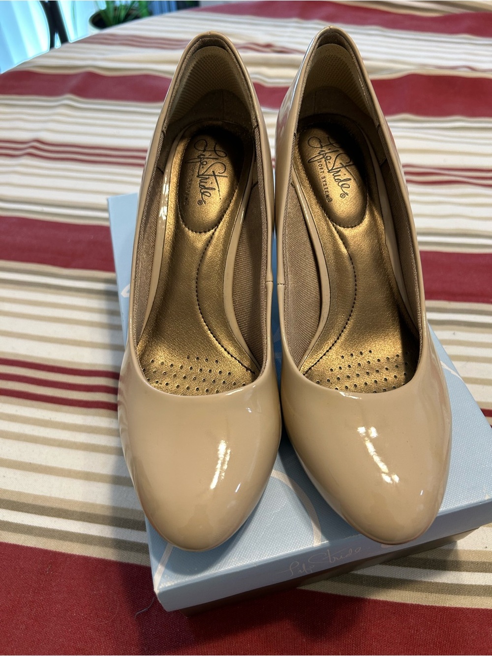 Life Stride Beige Patent Round-Toe Pumps Sz 9 Wide